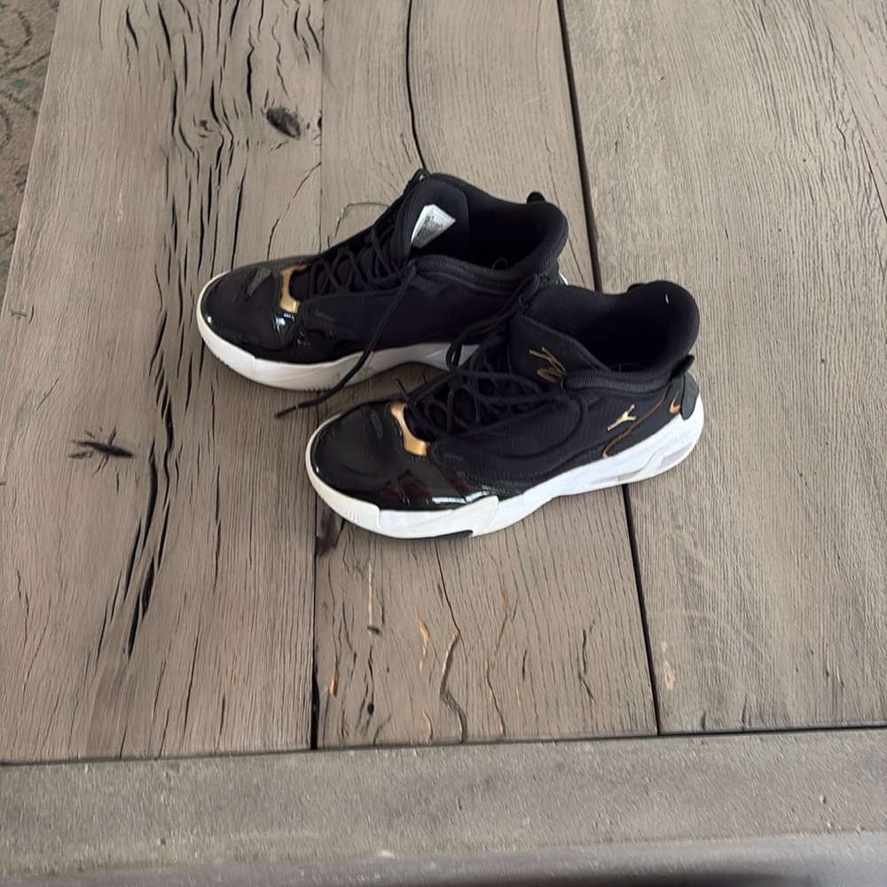 Nike black basketball shoe